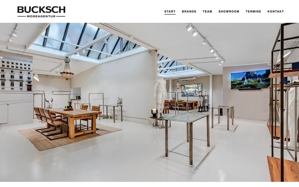 Startseite der Modeagentur Bucksch mit großformatigem Showroom-Foto